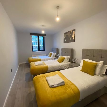 Cosy Flats Near Heathrow, Group Bookings Available With Parking Space Хаунслоу Екстериор снимка