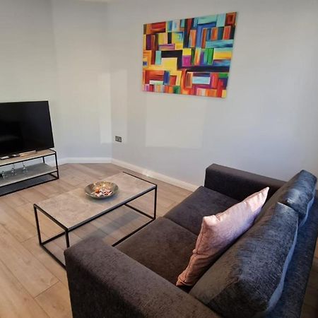 Cosy Flats Near Heathrow, Group Bookings Available With Parking Space Хаунслоу Екстериор снимка