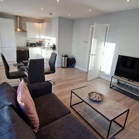 Cosy Flats Near Heathrow, Group Bookings Available With Parking Space Хаунслоу Екстериор снимка