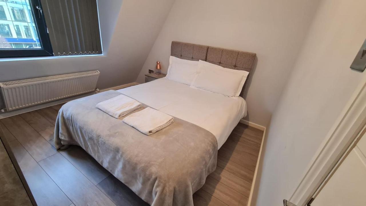 Cosy Flats Near Heathrow, Group Bookings Available With Parking Space Хаунслоу Екстериор снимка