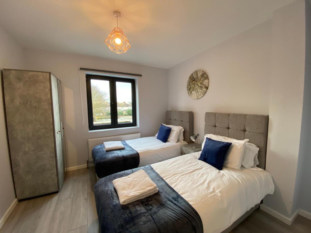 Cosy Flats Near Heathrow, Group Bookings Available With Parking Space Хаунслоу Екстериор снимка