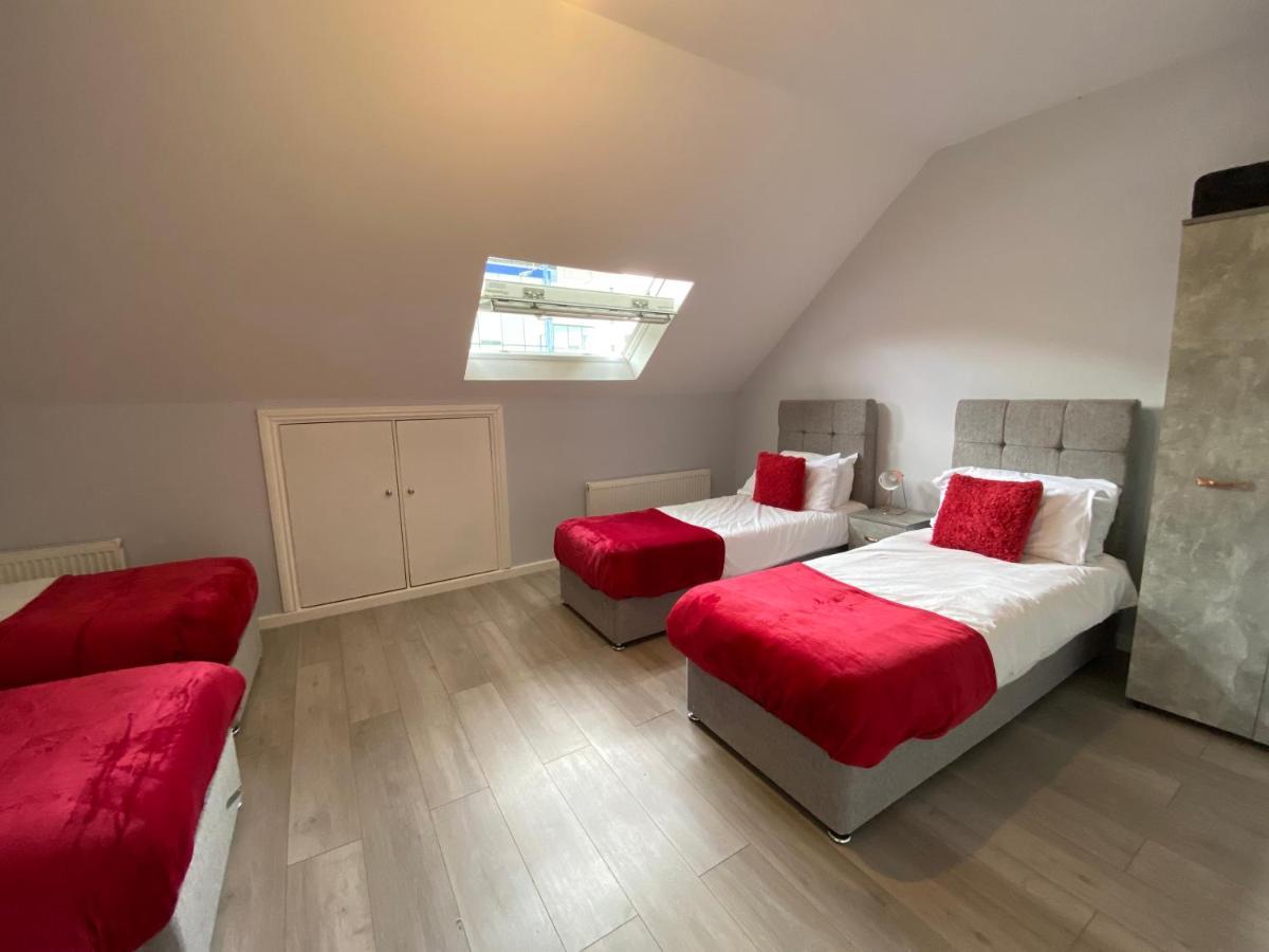 Cosy Flats Near Heathrow, Group Bookings Available With Parking Space Хаунслоу Екстериор снимка