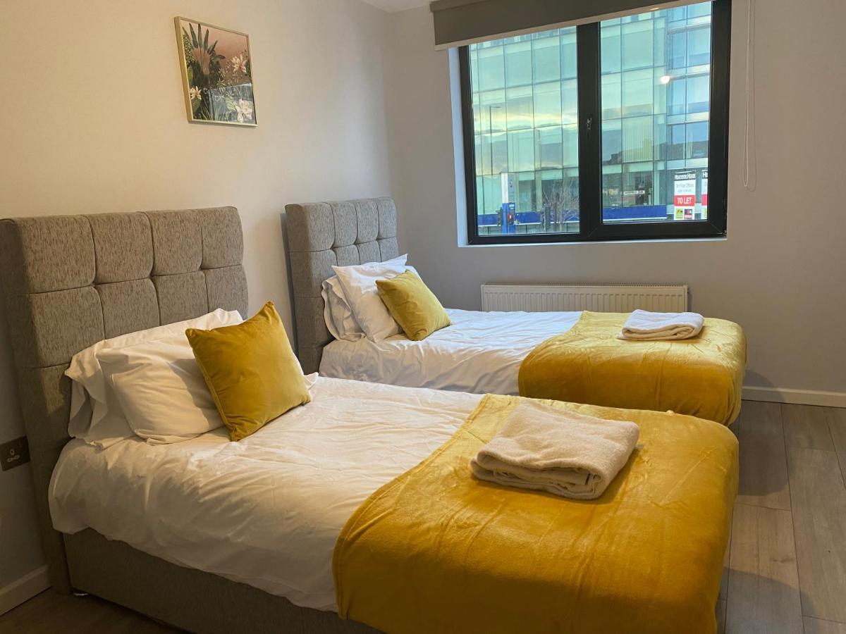Cosy Flats Near Heathrow, Group Bookings Available With Parking Space Хаунслоу Екстериор снимка