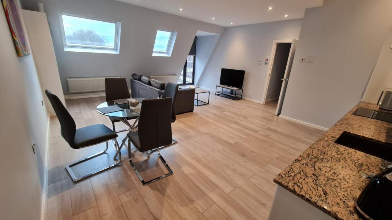 Cosy Flats Near Heathrow, Group Bookings Available With Parking Space Хаунслоу Екстериор снимка