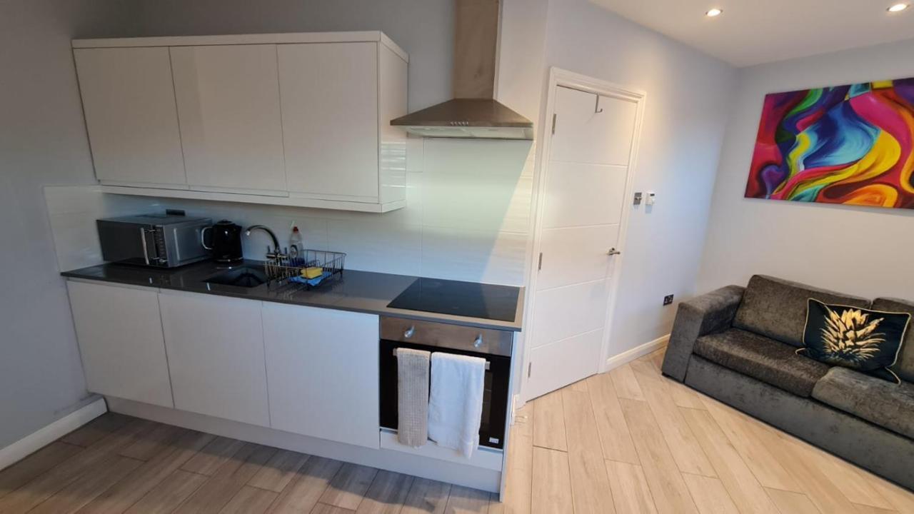 Cosy Flats Near Heathrow, Group Bookings Available With Parking Space Хаунслоу Екстериор снимка