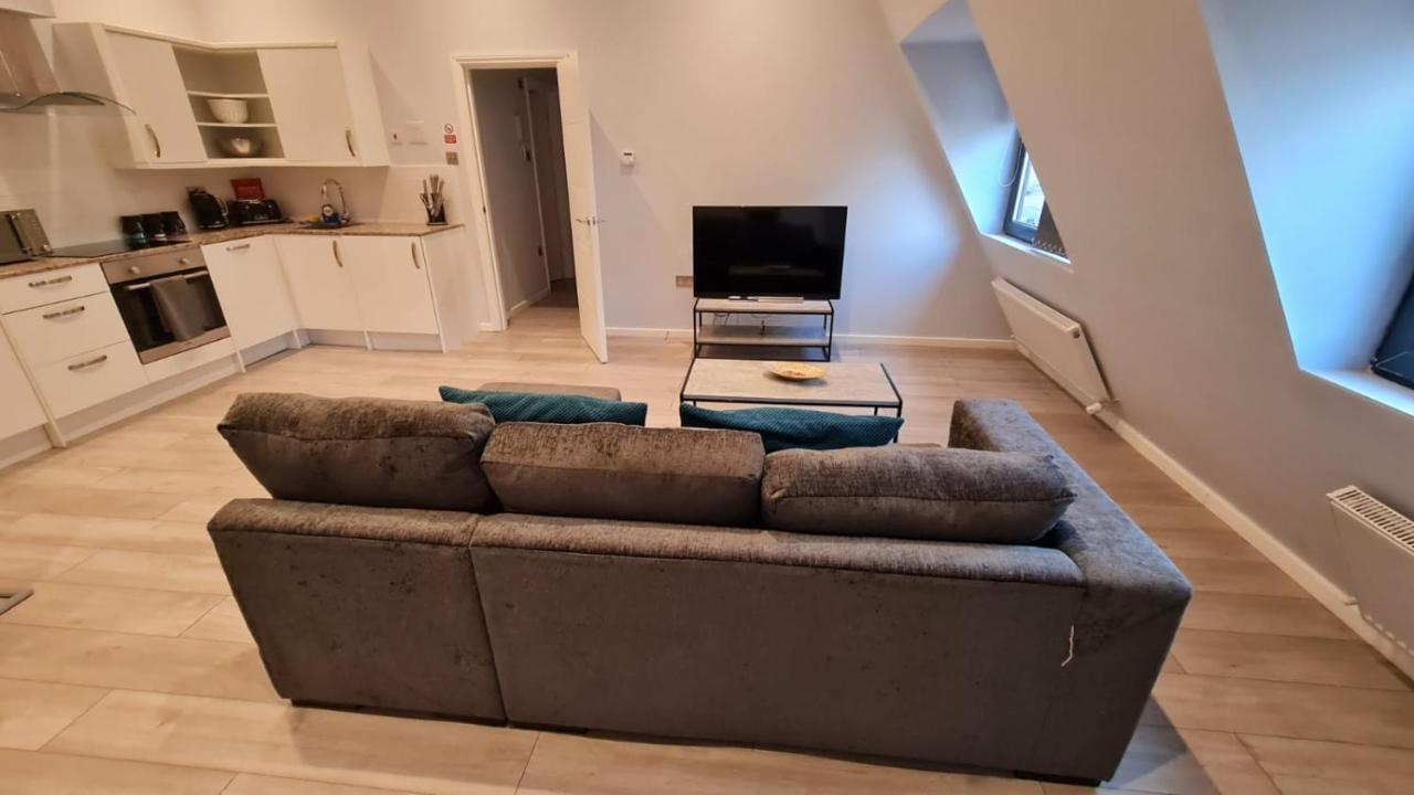 Cosy Flats Near Heathrow, Group Bookings Available With Parking Space Хаунслоу Екстериор снимка