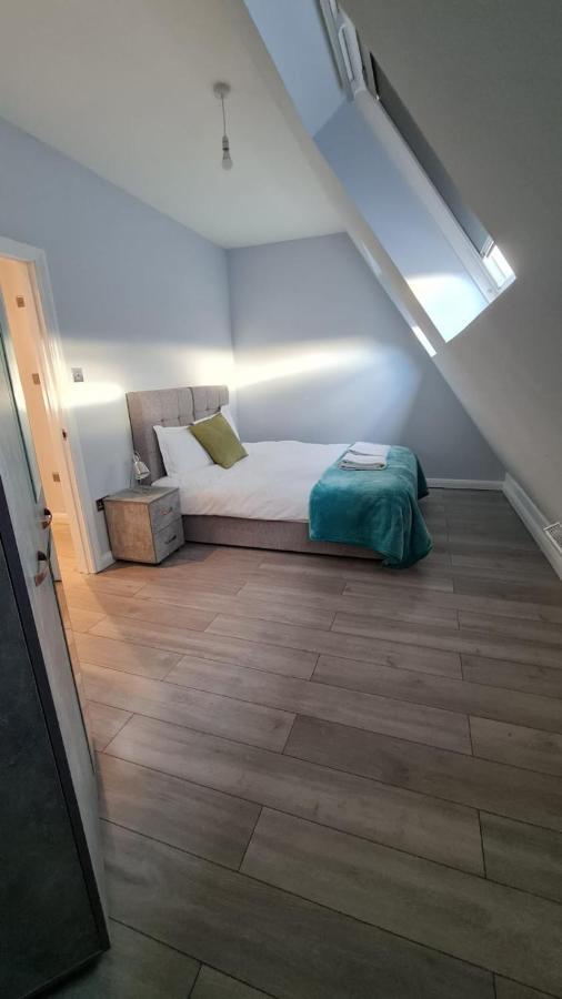 Cosy Flats Near Heathrow, Group Bookings Available With Parking Space Хаунслоу Екстериор снимка