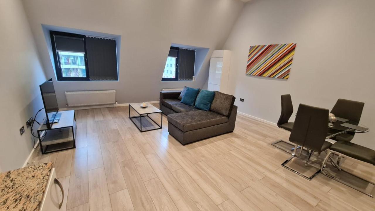Cosy Flats Near Heathrow, Group Bookings Available With Parking Space Хаунслоу Екстериор снимка