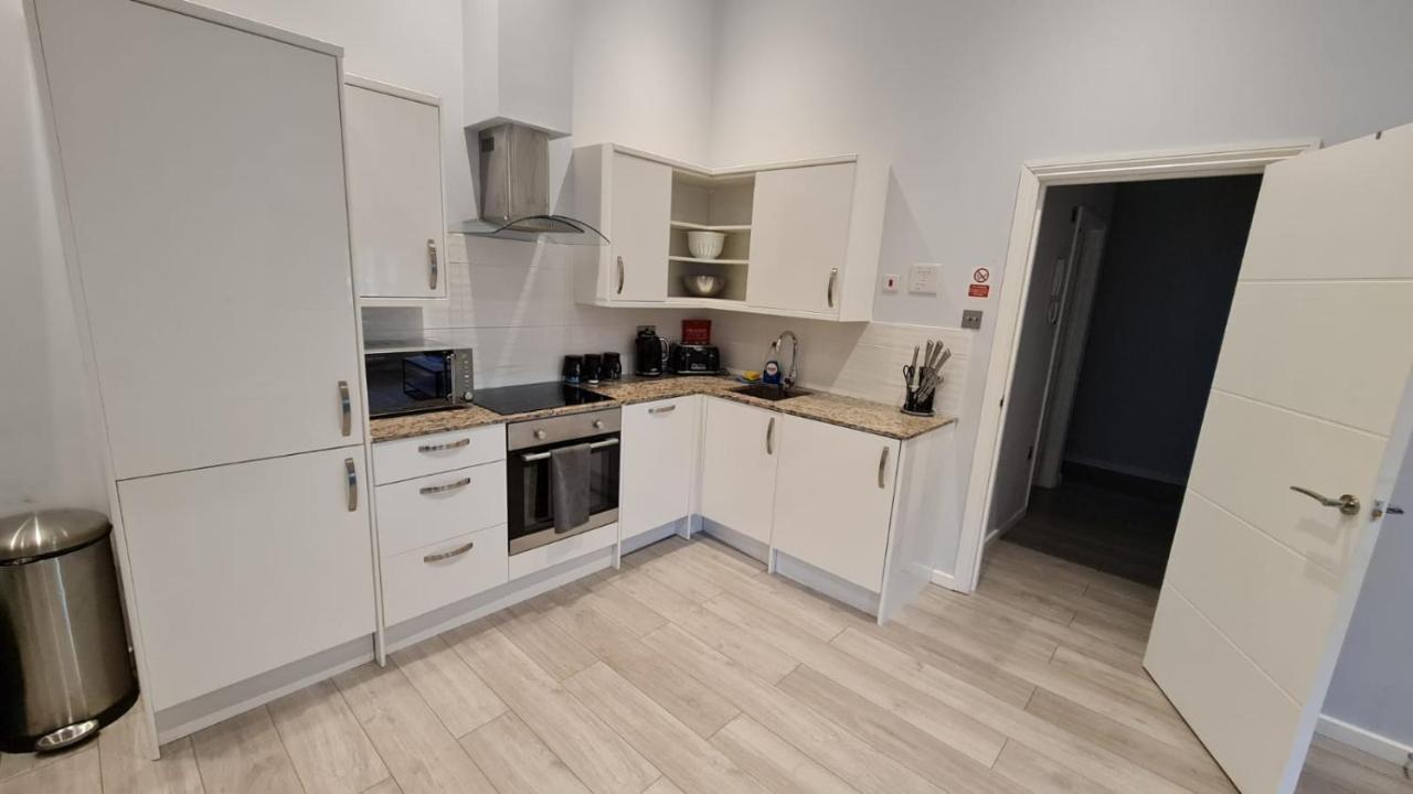 Cosy Flats Near Heathrow, Group Bookings Available With Parking Space Хаунслоу Екстериор снимка