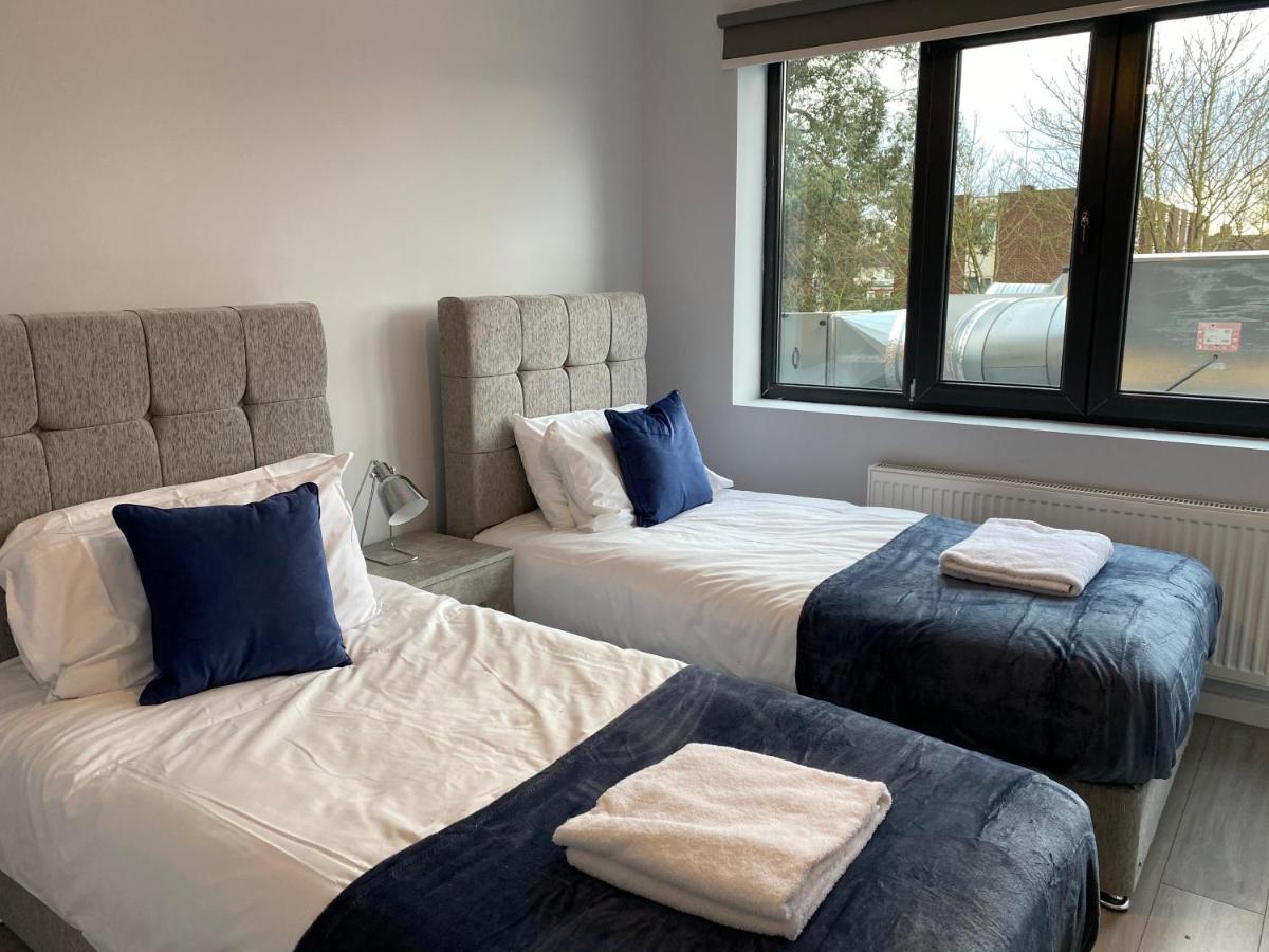 Cosy Flats Near Heathrow, Group Bookings Available With Parking Space Хаунслоу Екстериор снимка