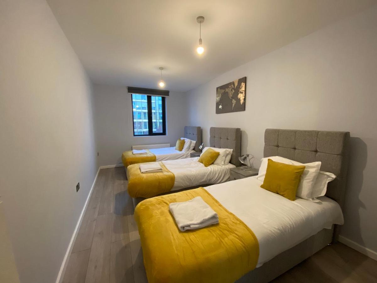Cosy Flats Near Heathrow, Group Bookings Available With Parking Space Хаунслоу Екстериор снимка