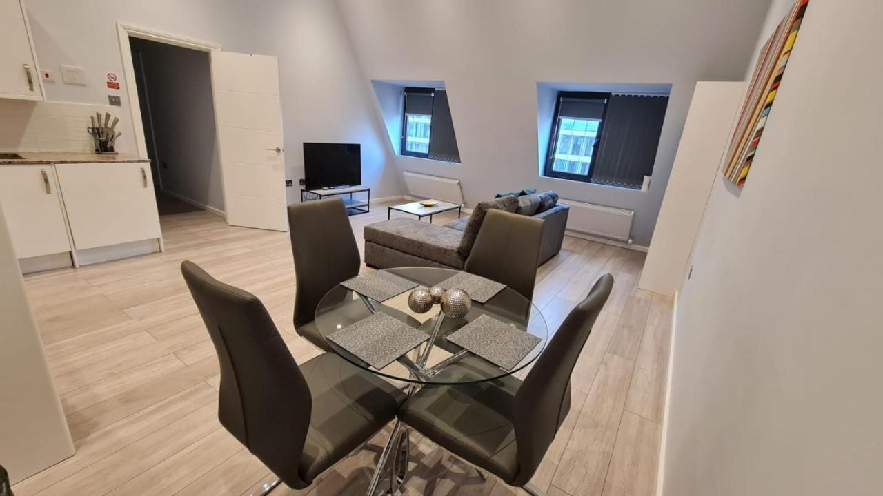 Cosy Flats Near Heathrow, Group Bookings Available With Parking Space Хаунслоу Екстериор снимка