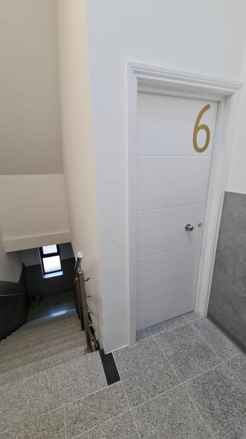 Cosy Flats Near Heathrow, Group Bookings Available With Parking Space Хаунслоу Екстериор снимка