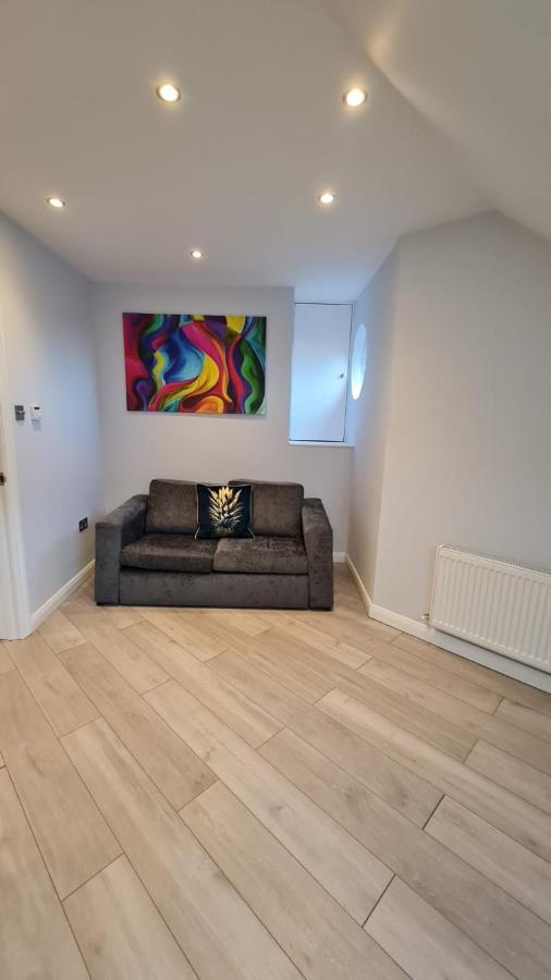 Cosy Flats Near Heathrow, Group Bookings Available With Parking Space Хаунслоу Екстериор снимка