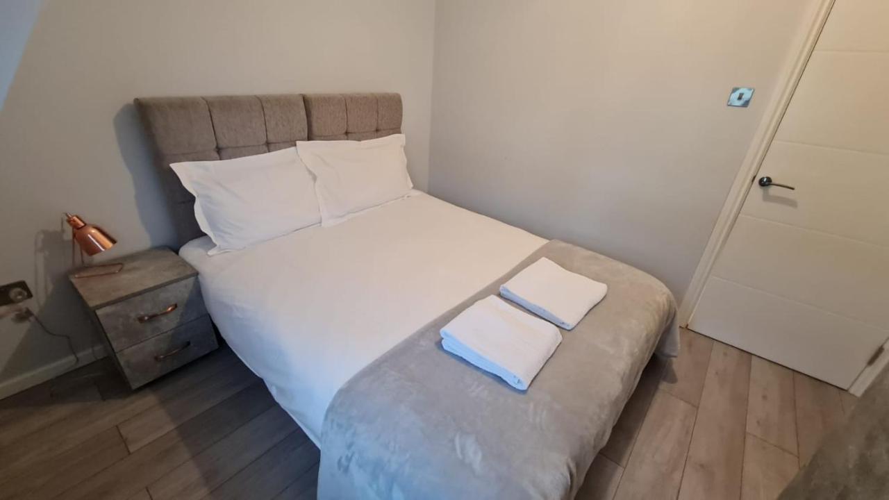 Cosy Flats Near Heathrow, Group Bookings Available With Parking Space Хаунслоу Екстериор снимка