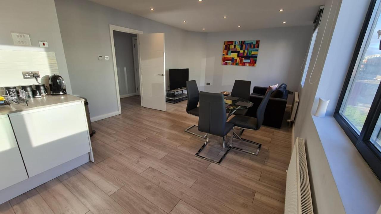 Cosy Flats Near Heathrow, Group Bookings Available With Parking Space Хаунслоу Екстериор снимка