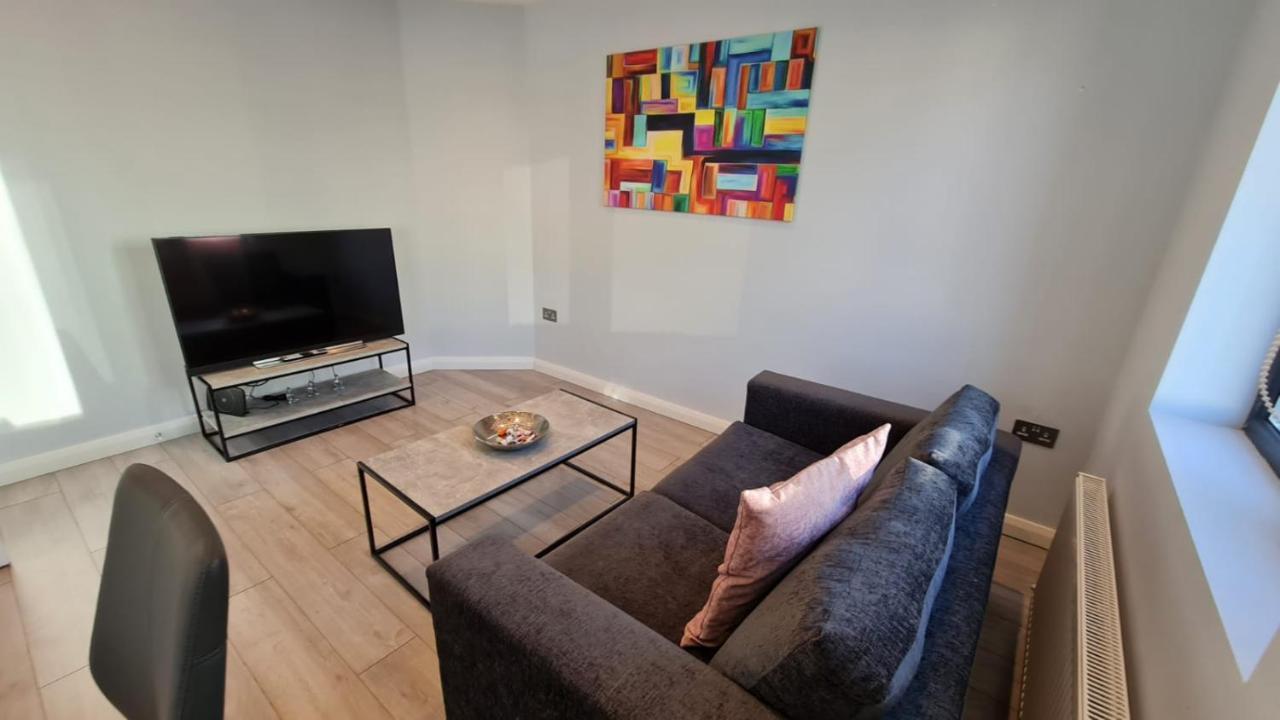 Cosy Flats Near Heathrow, Group Bookings Available With Parking Space Хаунслоу Екстериор снимка