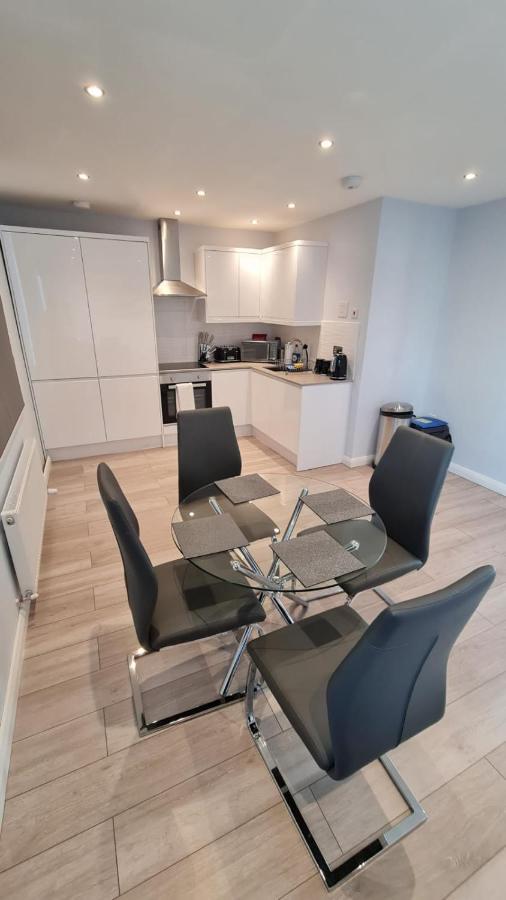 Cosy Flats Near Heathrow, Group Bookings Available With Parking Space Хаунслоу Екстериор снимка