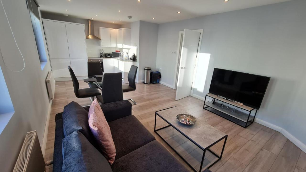 Cosy Flats Near Heathrow, Group Bookings Available With Parking Space Хаунслоу Екстериор снимка