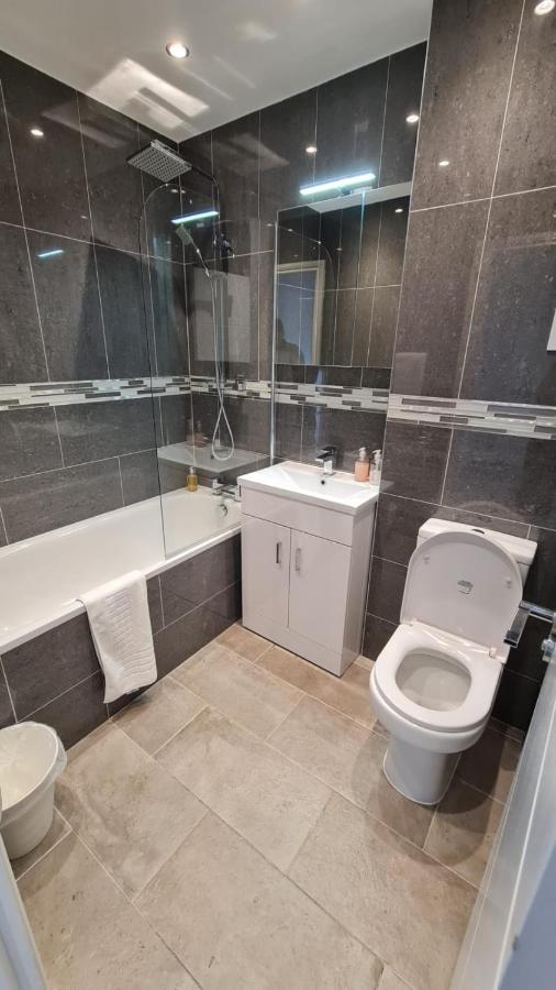 Cosy Flats Near Heathrow, Group Bookings Available With Parking Space Хаунслоу Екстериор снимка