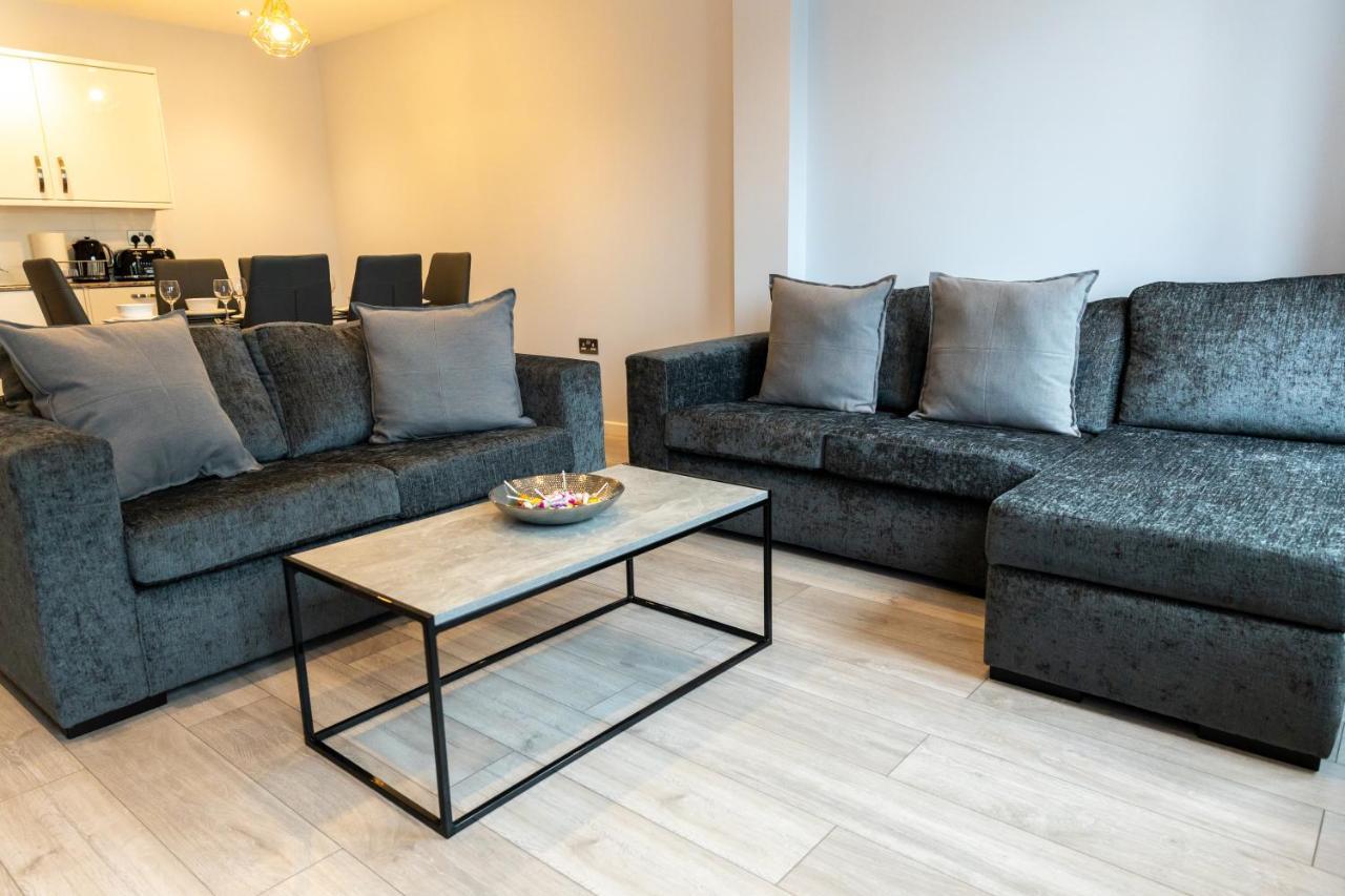 Cosy Flats Near Heathrow, Group Bookings Available With Parking Space Хаунслоу Екстериор снимка