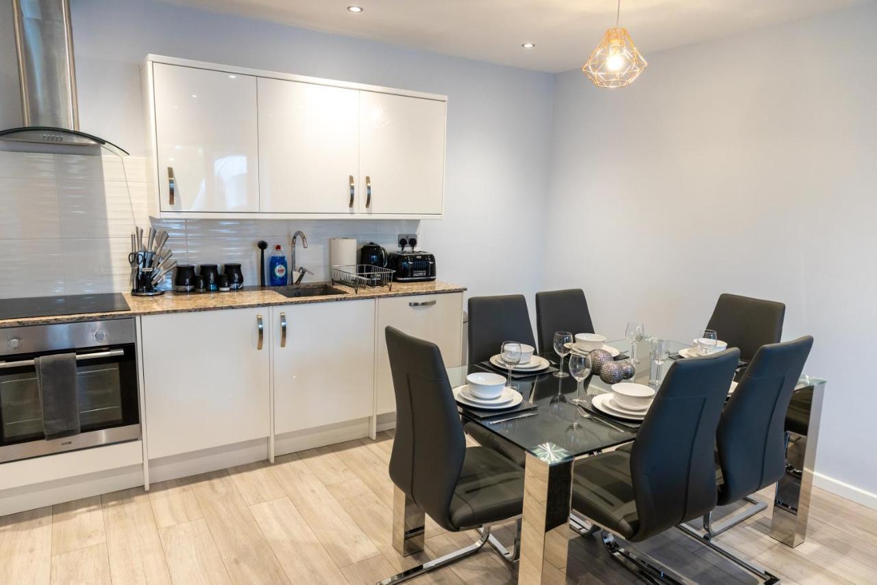 Cosy Flats Near Heathrow, Group Bookings Available With Parking Space Хаунслоу Екстериор снимка