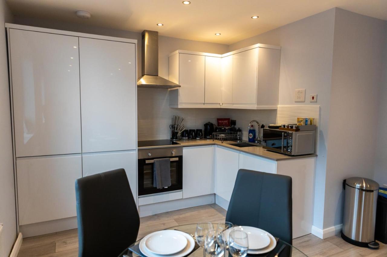 Cosy Flats Near Heathrow, Group Bookings Available With Parking Space Хаунслоу Екстериор снимка