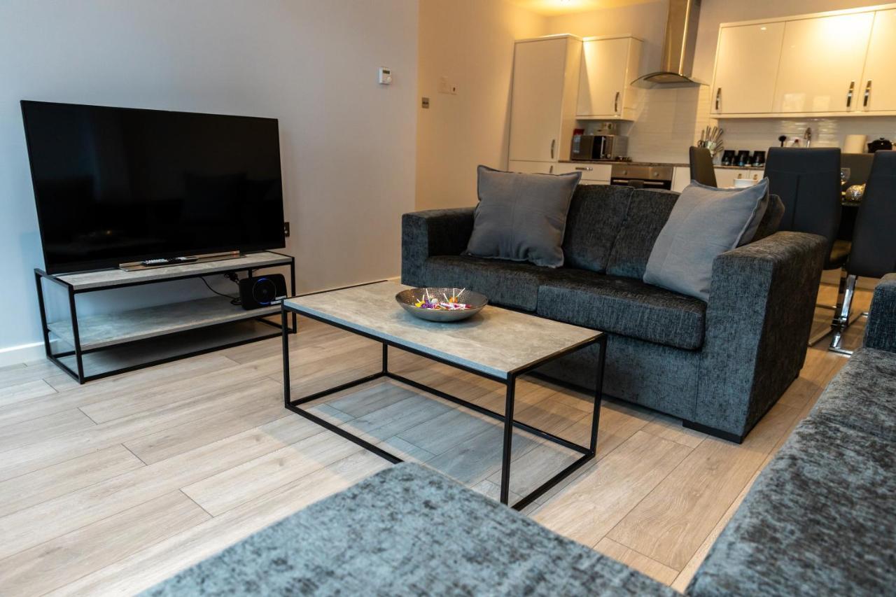 Cosy Flats Near Heathrow, Group Bookings Available With Parking Space Хаунслоу Екстериор снимка