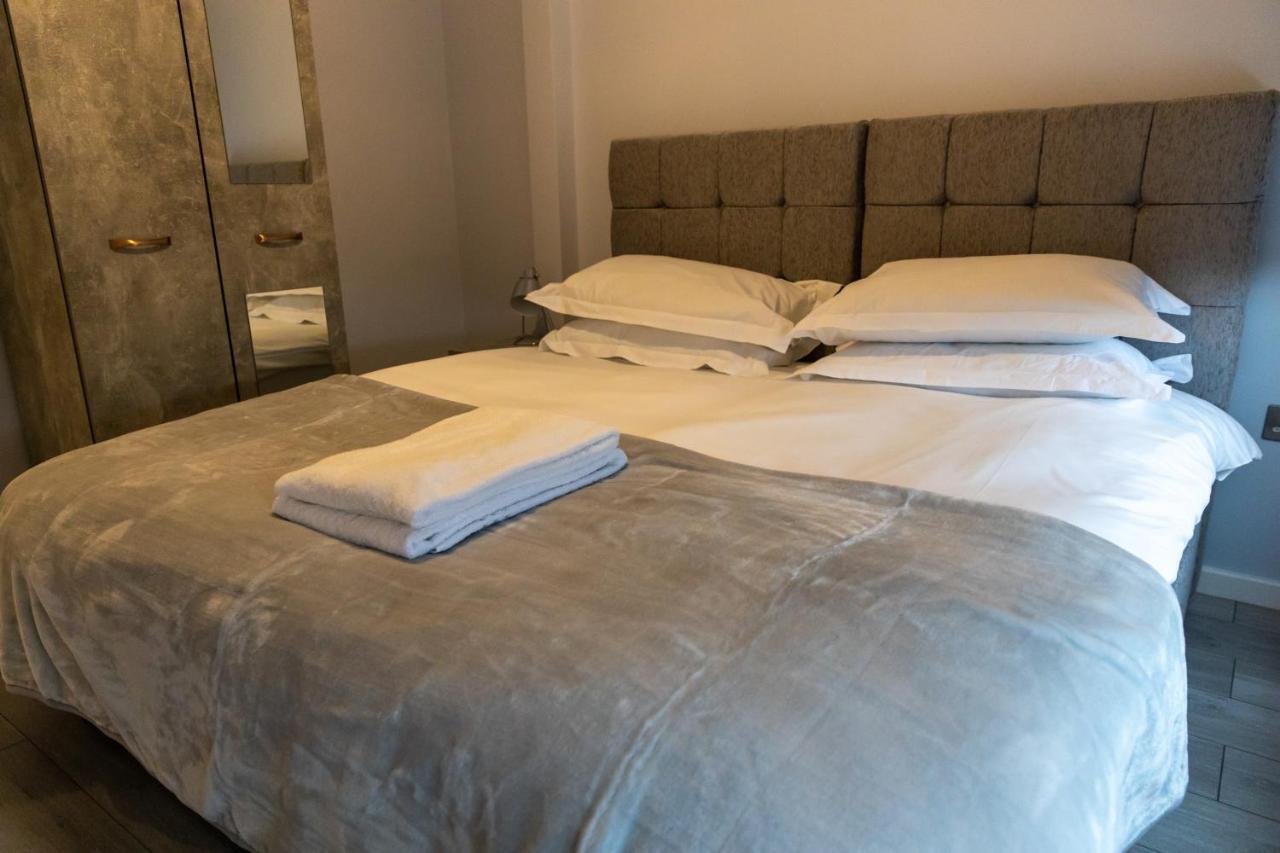 Cosy Flats Near Heathrow, Group Bookings Available With Parking Space Хаунслоу Екстериор снимка