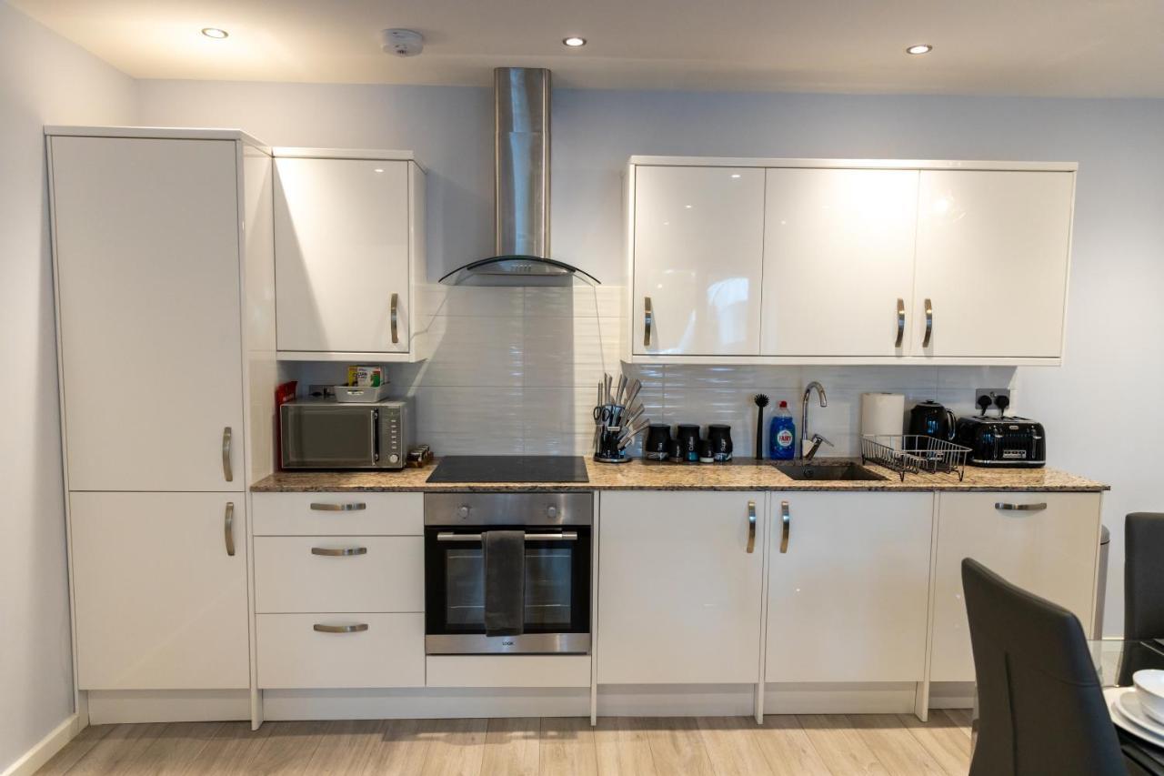 Cosy Flats Near Heathrow, Group Bookings Available With Parking Space Хаунслоу Екстериор снимка