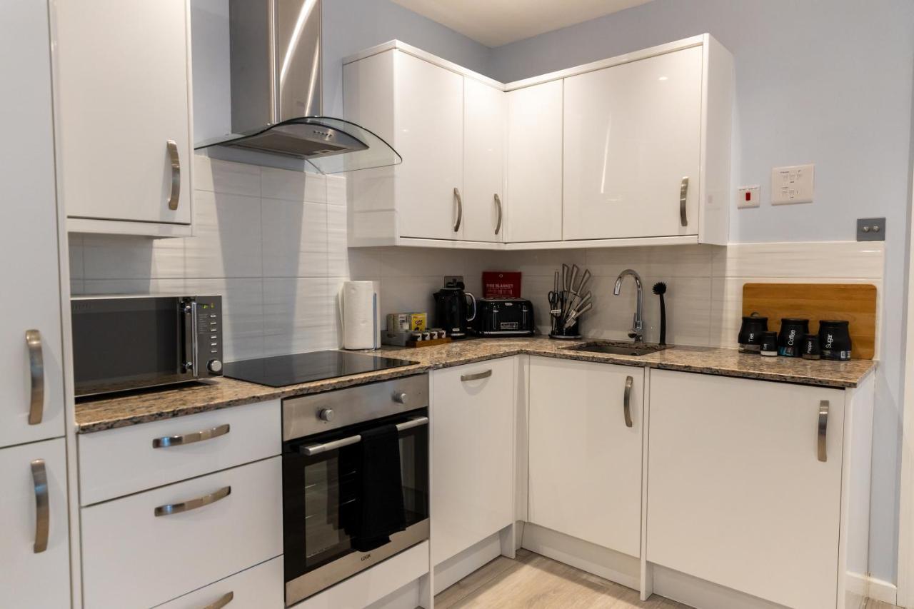 Cosy Flats Near Heathrow, Group Bookings Available With Parking Space Хаунслоу Екстериор снимка