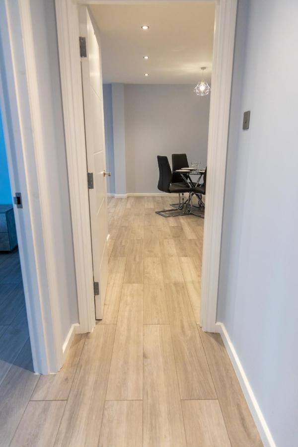 Cosy Flats Near Heathrow, Group Bookings Available With Parking Space Хаунслоу Екстериор снимка