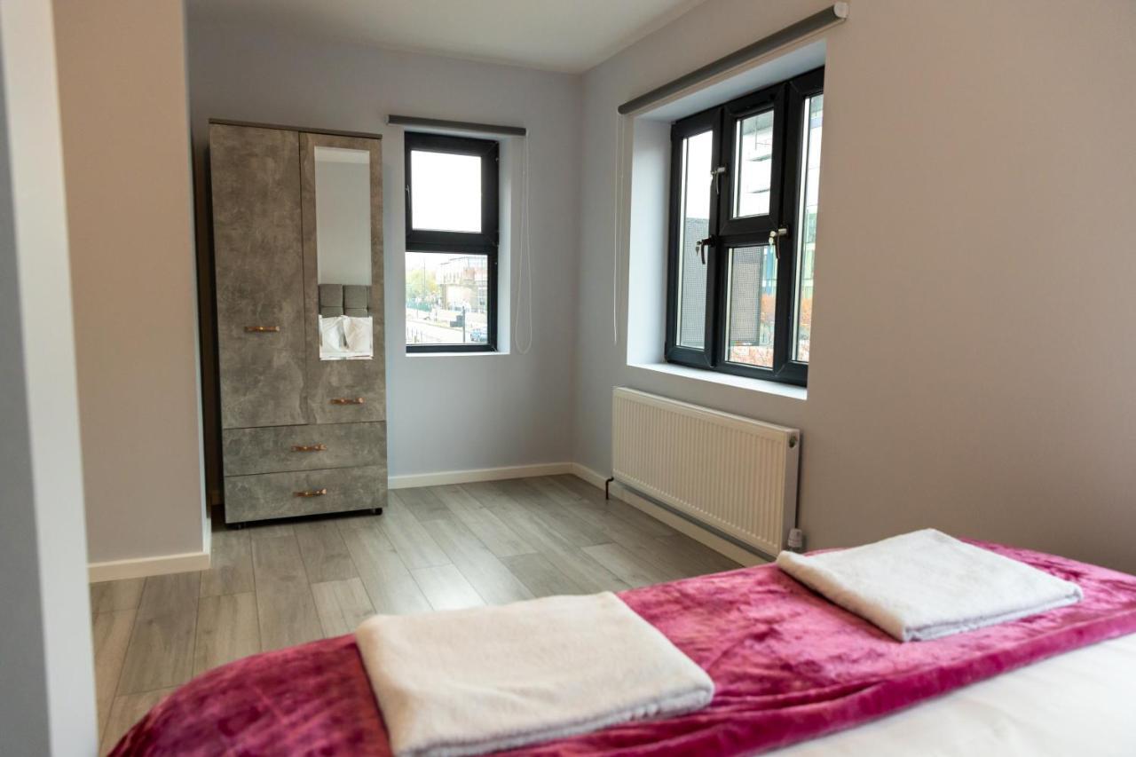 Cosy Flats Near Heathrow, Group Bookings Available With Parking Space Хаунслоу Екстериор снимка