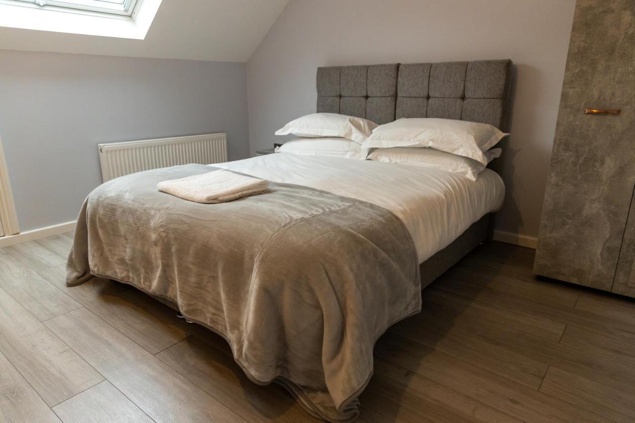 Cosy Flats Near Heathrow, Group Bookings Available With Parking Space Хаунслоу Екстериор снимка
