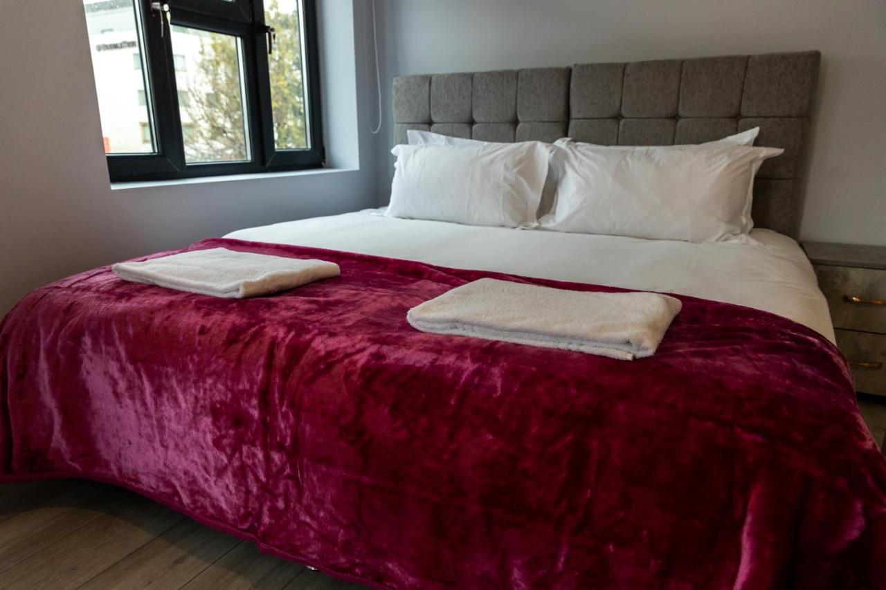 Cosy Flats Near Heathrow, Group Bookings Available With Parking Space Хаунслоу Екстериор снимка