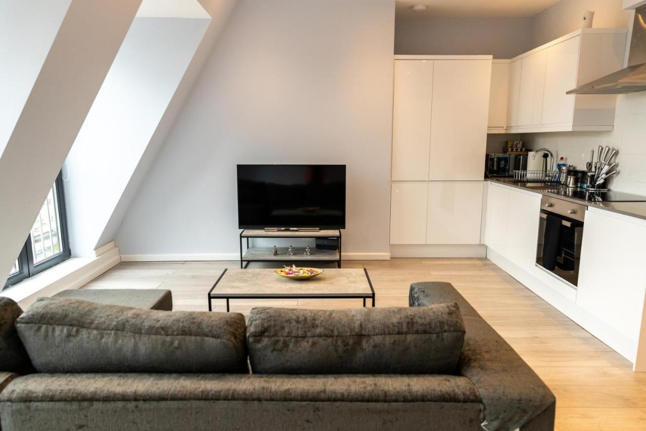 Cosy Flats Near Heathrow, Group Bookings Available With Parking Space Хаунслоу Екстериор снимка