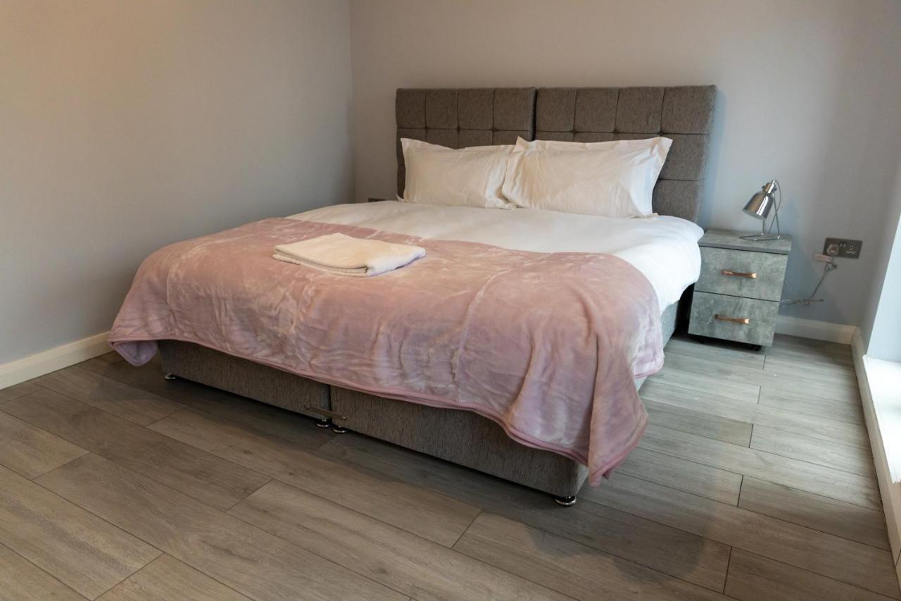 Cosy Flats Near Heathrow, Group Bookings Available With Parking Space Хаунслоу Екстериор снимка