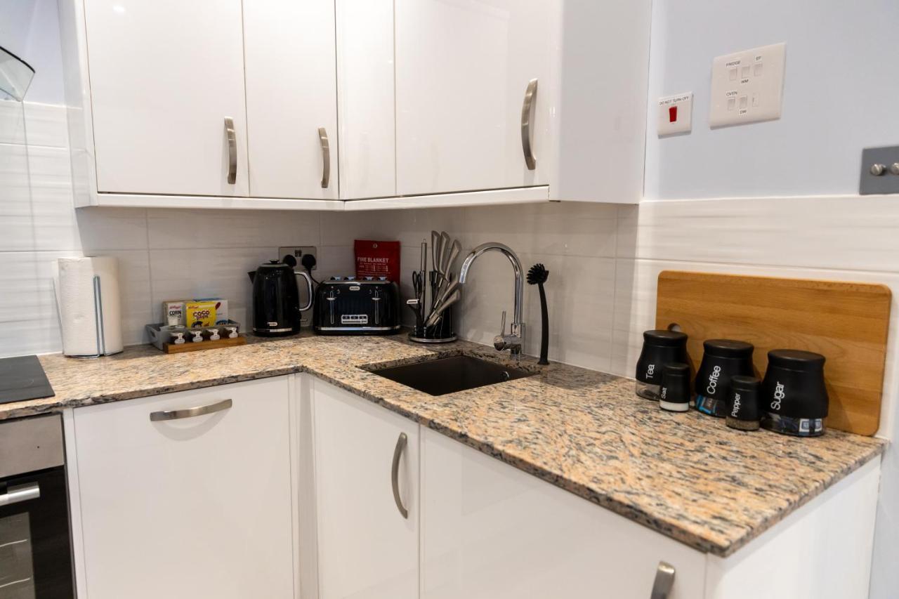 Cosy Flats Near Heathrow, Group Bookings Available With Parking Space Хаунслоу Екстериор снимка