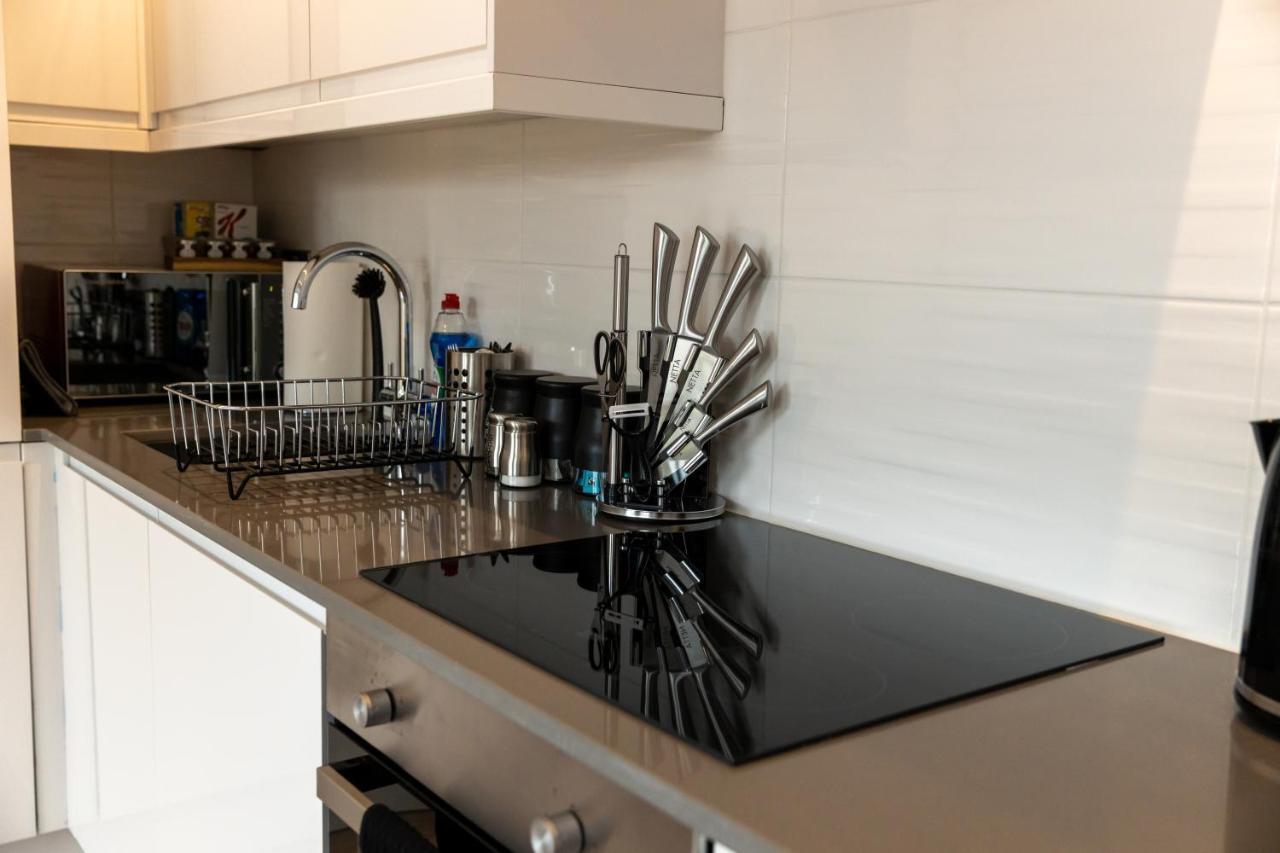 Cosy Flats Near Heathrow, Group Bookings Available With Parking Space Хаунслоу Екстериор снимка
