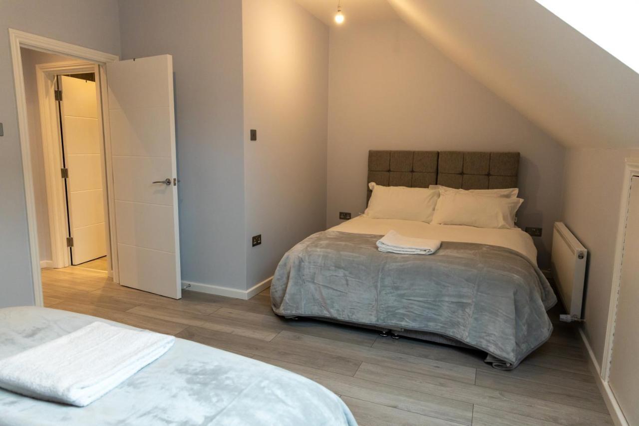 Cosy Flats Near Heathrow, Group Bookings Available With Parking Space Хаунслоу Екстериор снимка